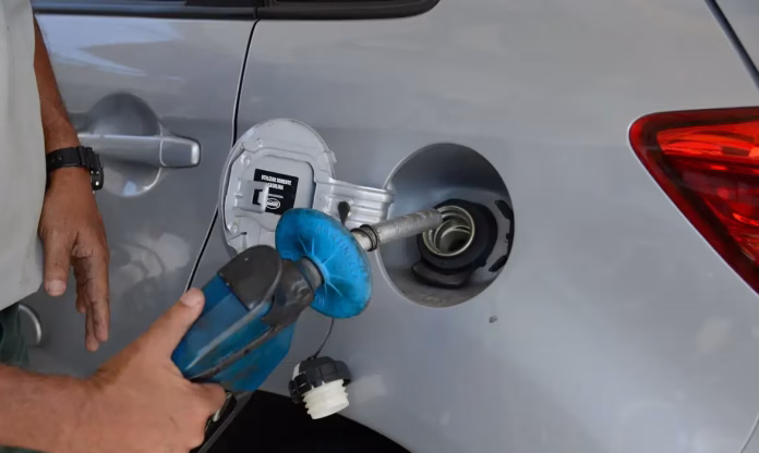 Posto de combustíveis com placa de preços, alvo de operação da Senacon