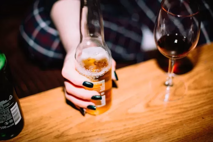 Copos com bebidas alcoólicas em mesa, ilustrando estudo sobre álcool e câncer nos Estados Unidos