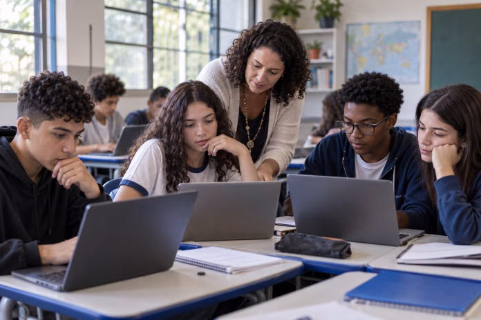 Uso de inteligência artificial avança nas escolas, mas falta orientação aos alunos