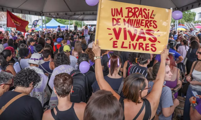 Mulheres em estação de metrô; pesquisa mostra medo da violência e mudanças na rotina