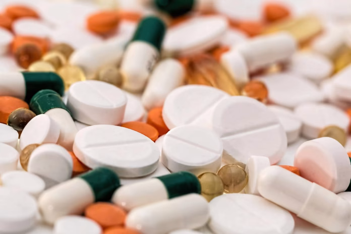 Frasco de medicamento associado à aprovação do obinutuzumabe pela Anvisa para lúpus