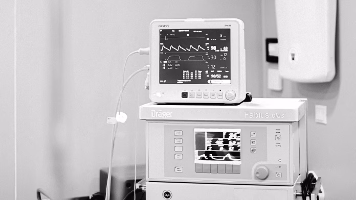 Médicos avaliam a oferta de medicamentos em UTIs do SUS e da rede privada