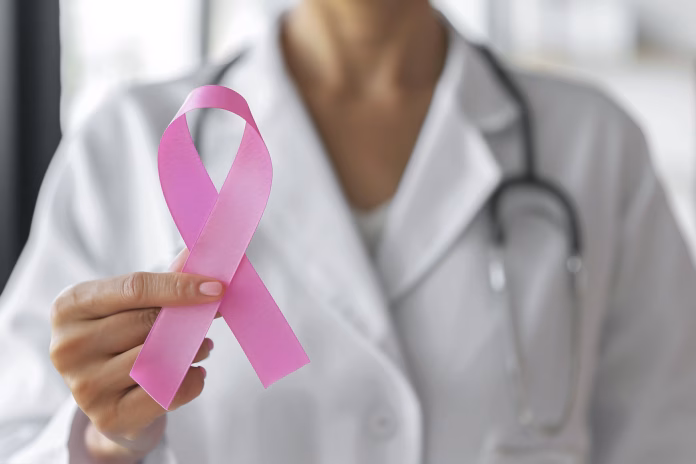 Mulher faz exame relacionado ao câncer de mama em unidade de saúde