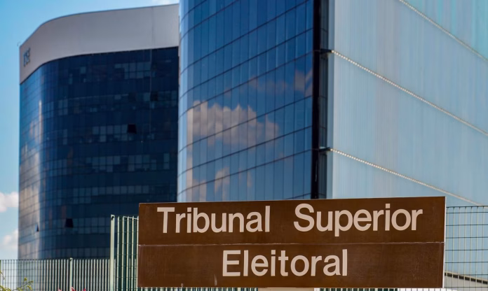 Texto sobre o Código Eleitoral e a proibição de prisão de eleitores antes do segundo turno