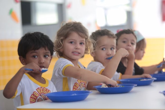 Merenda escolar servida em escola pública com foco nas regras do Pnae