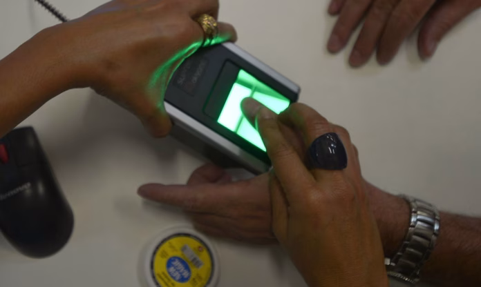 Fachada do INSS com alerta sobre cadastro biométrico e golpes na internet