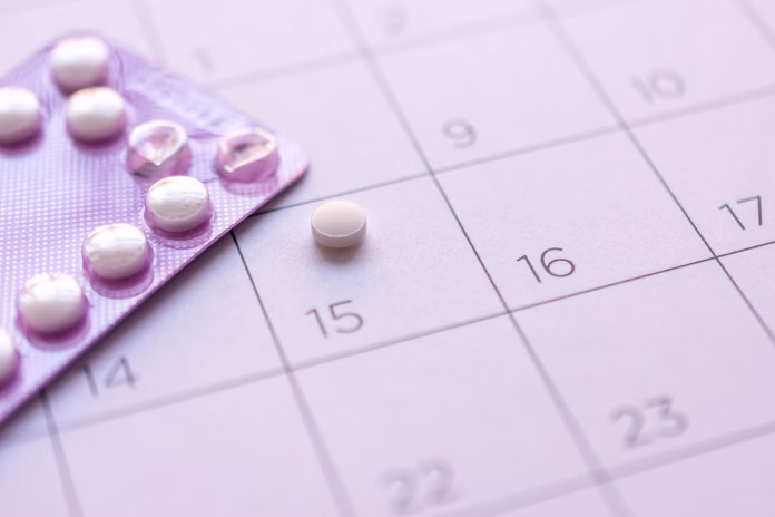 Mulher consulta informações sobre método contraceptivo em celular e conversa com profissional de saúde