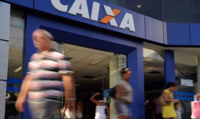 Agência bancária fechada em feriado de 12 de outubro, com aviso sobre serviços bancários