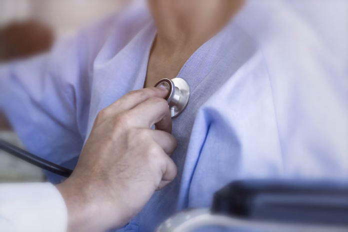 Médico orienta paciente sobre saúde da aorta e prevenção cardiovascular