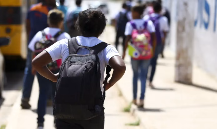 Gráfico sobre trabalho infantil no Brasil mostra queda em 2025 segundo o IBGE